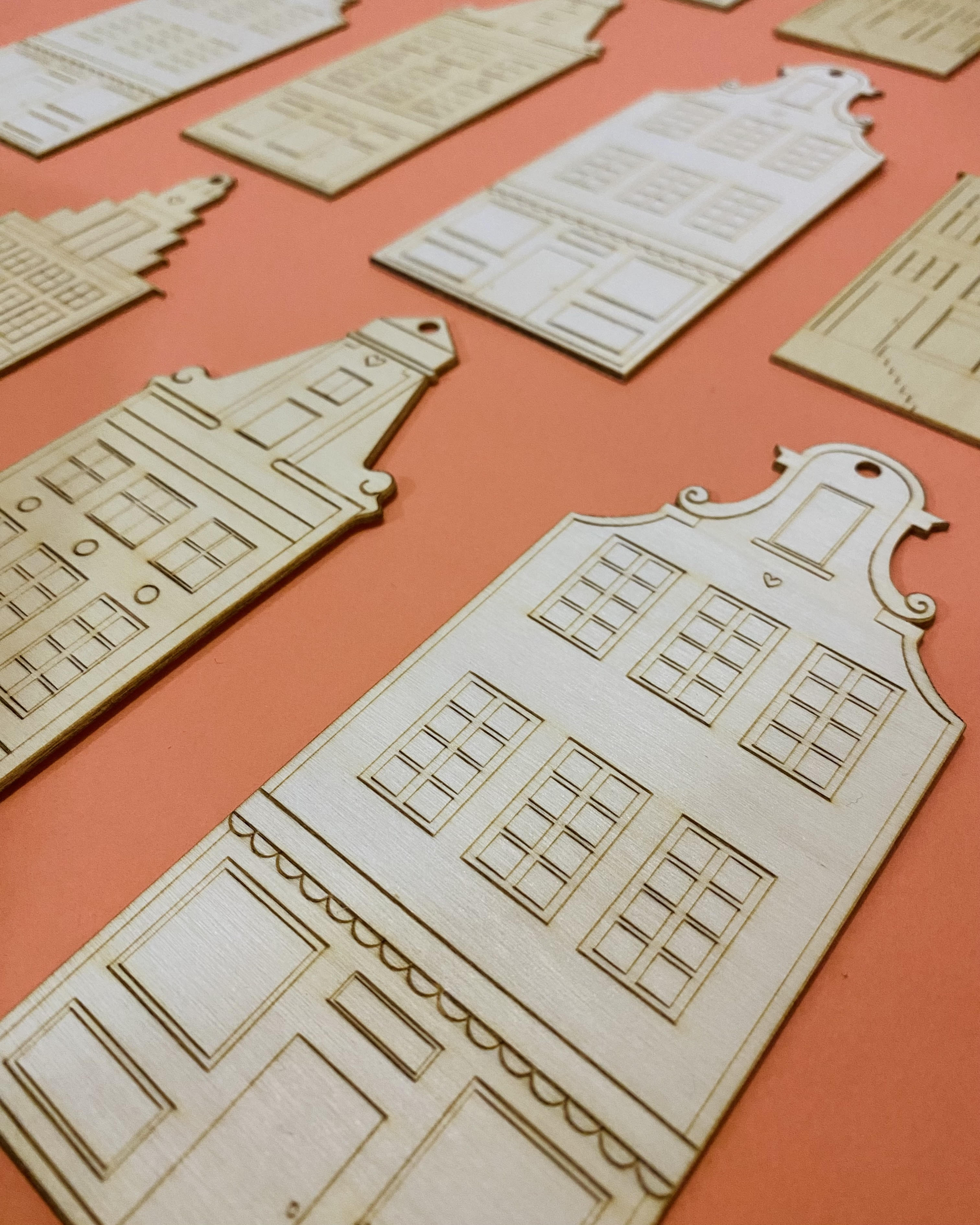 Lot de trois bâtiments à peindre et à suspendre au sapin