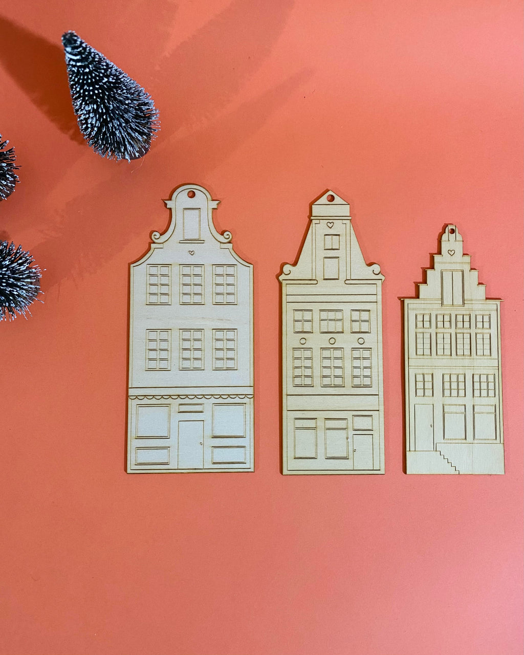 Lot de trois bâtiments à peindre et à suspendre au sapin