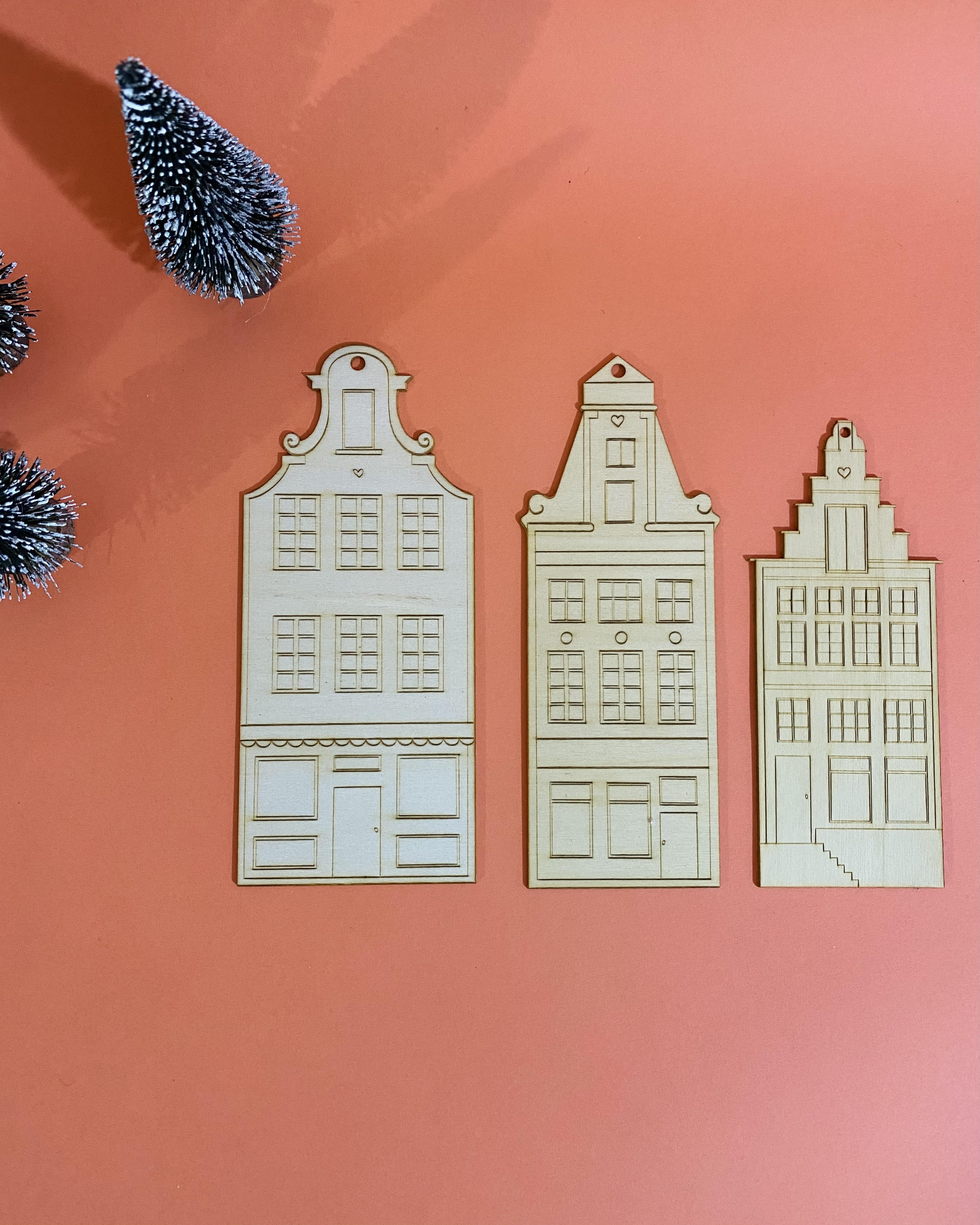 Lot de trois bâtiments à peindre et à suspendre au sapin