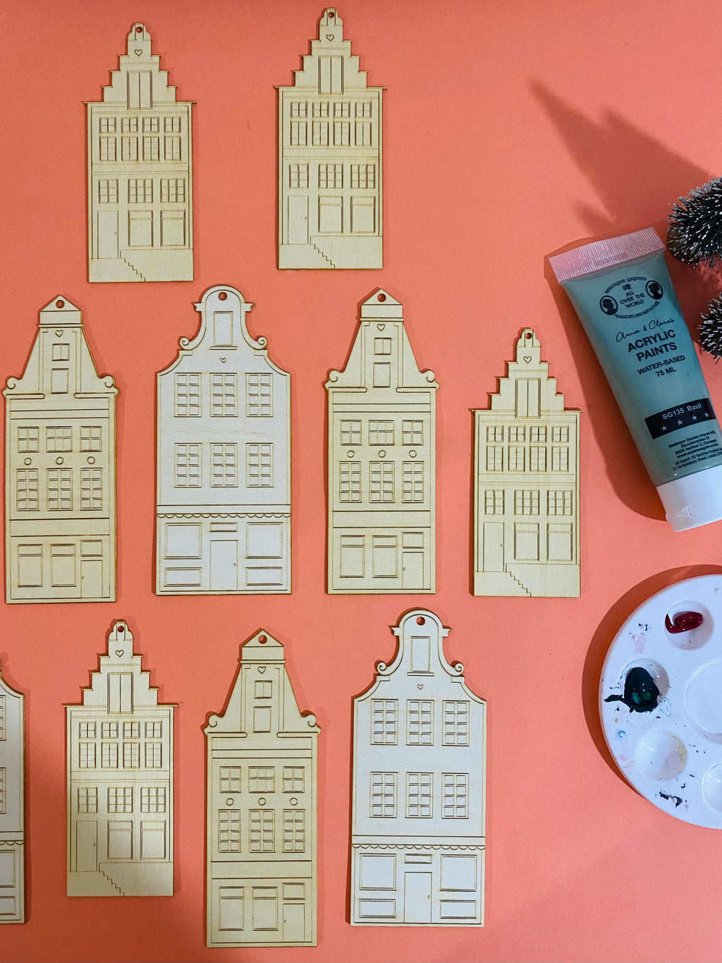 Lot de trois bâtiments à peindre et à suspendre au sapin