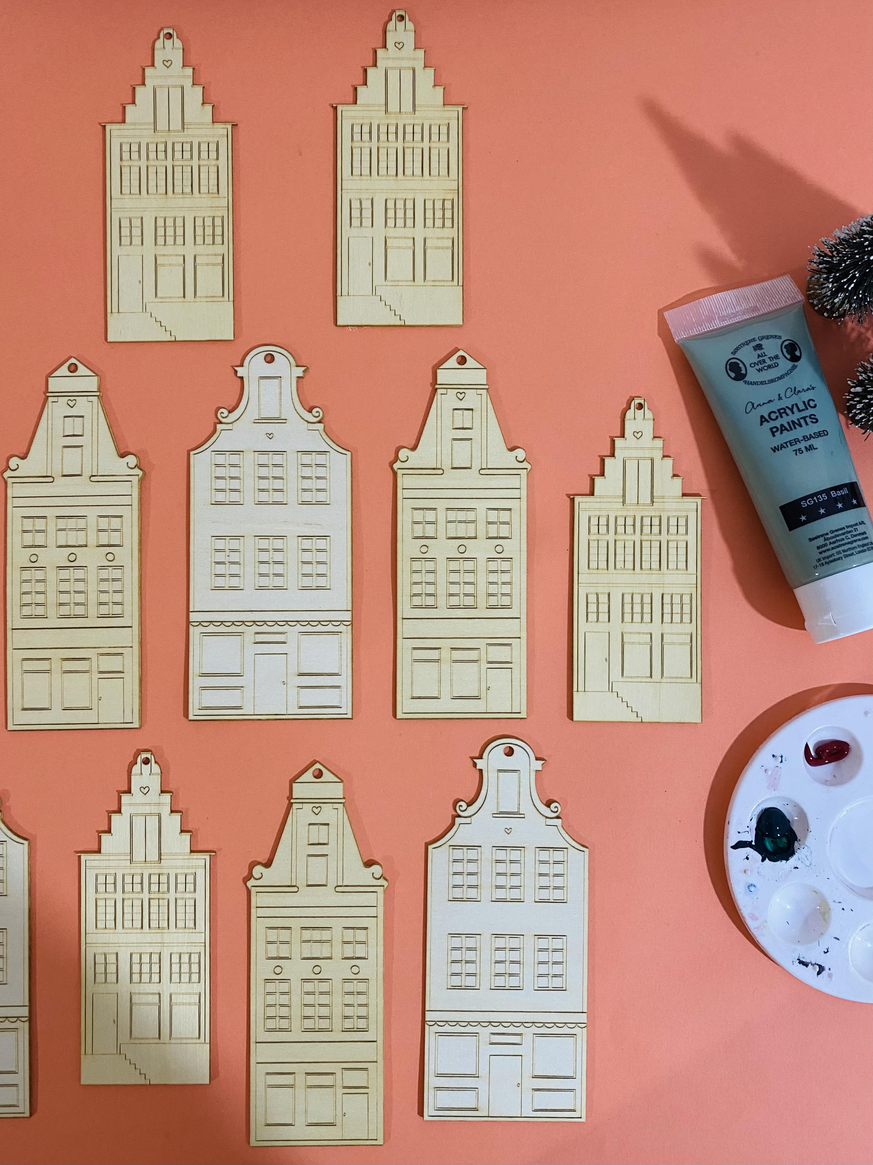 Lot de trois bâtiments à peindre et à suspendre au sapin