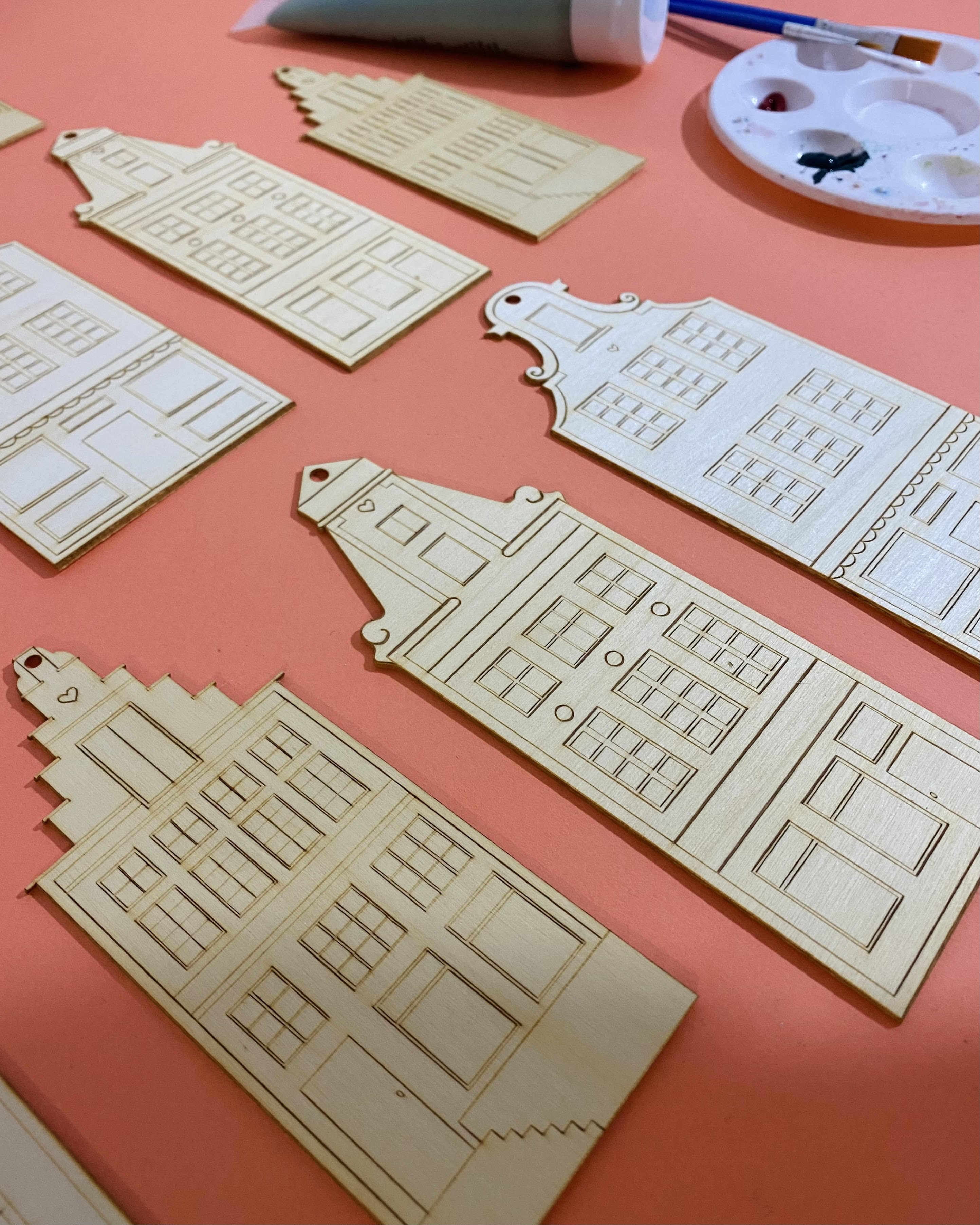 Lot de trois bâtiments à peindre et à suspendre au sapin