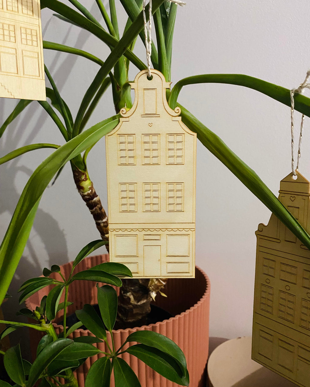 Lot de trois bâtiments à peindre et à suspendre au sapin